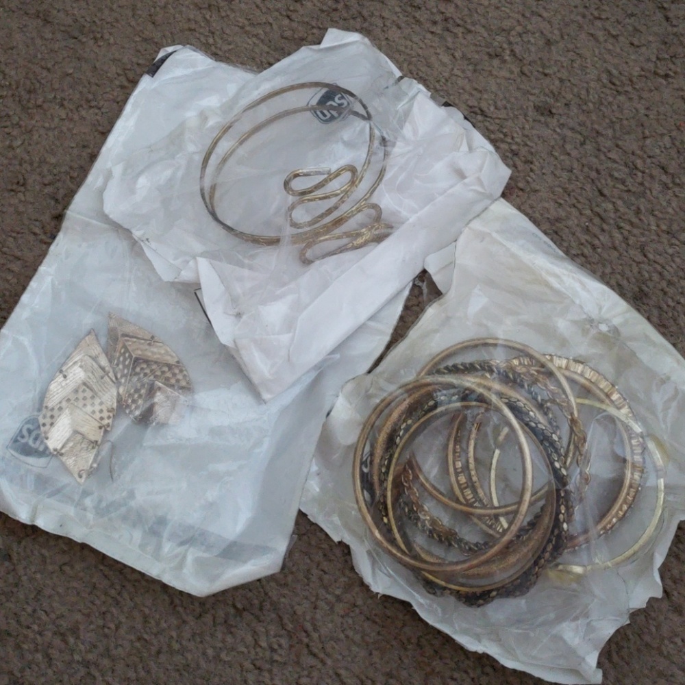 3 piece set: Bracelet & earring and arm bracelet.